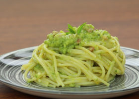 Spaghetti menta, zucchine e guanciale
